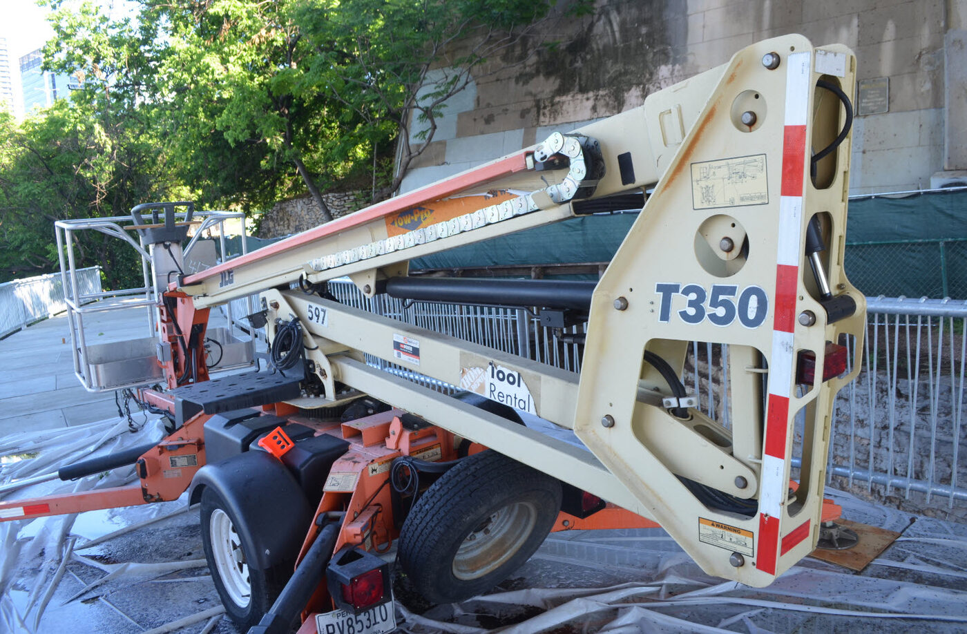 JLG T350 bucket lift for palm tree bat-safe pruning - available for rent at tool rental shops